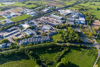 Vue aérienne de Zone industrielle sur la B3n à le quartier Steinbach in Baden-Baden dans le département Bade-Wurtemberg, Allemagne
