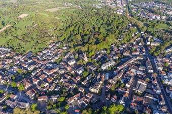 Vue aérienne de Devant la forêt du cimetière à le quartier Oos in Baden-Baden dans le département Bade-Wurtemberg, Allemagne