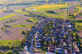 Vue aérienne de Vue du village depuis le sud-est à le quartier Förch in Rastatt dans le département Bade-Wurtemberg, Allemagne