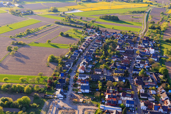 Vue aérienne de Vue du village depuis le sud-est à le quartier Förch in Rastatt dans le département Bade-Wurtemberg, Allemagne