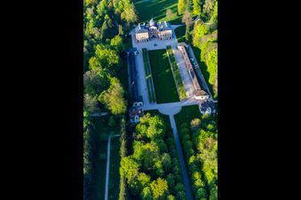 Château préféré à Förch à le quartier Förch in Rastatt dans le département Bade-Wurtemberg, Allemagne du point de vue du drone