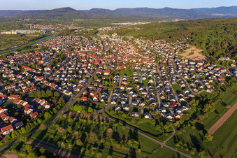 Vue aérienne de Vue de la ville depuis l'ouest à Kuppenheim dans le département Bade-Wurtemberg, Allemagne