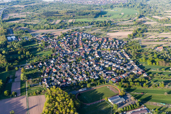 Vue aérienne de Vue des rues et des maisons dans les quartiers résidentiels à le quartier Rauental in Rastatt dans le département Bade-Wurtemberg, Allemagne