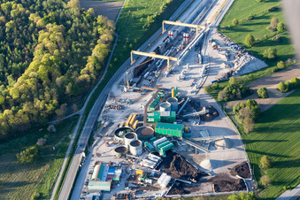 Vue aérienne de Chantier de construction avec travaux de creusement de tunnel pour le tracé et l'aménagement de la nouvelle ligne ICE Karlsruhe-Bâle à Ötigheim dans le département Bade-Wurtemberg, Allemagne