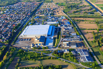 Vue aérienne de Zone industrielle Industriestraße avec Götz Maschinenbau GmbH & Co.KG et Logistik Schmitt (site PCC Ötigheim) à Ötigheim dans le département Bade-Wurtemberg, Allemagne