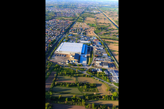 Vue aérienne de Zone industrielle Industriestraße avec Götz Maschinenbau GmbH & Co.KG et Logistik Schmitt (site PCC Ötigheim) à Ötigheim dans le département Bade-Wurtemberg, Allemagne