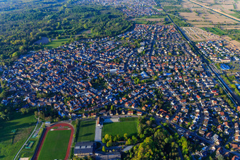 Vue aérienne de Vue d'ensemble du village entre Wald et B36 depuis le sud à Ötigheim dans le département Bade-Wurtemberg, Allemagne
