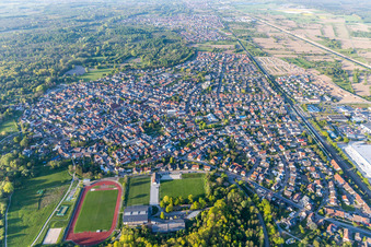 Vue aérienne de Vue des rues et des maisons dans les quartiers résidentiels à Ötigheim dans le département Bade-Wurtemberg, Allemagne