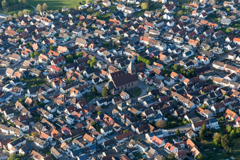 Vue aérienne de Vue des rues et des maisons dans les quartiers résidentiels à Ötigheim dans le département Bade-Wurtemberg, Allemagne