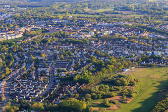 Vue aérienne de Quartier de l'aérodrome de Baldenau du groupe de sports aériens Rastatt eV du nord à Rastatt dans le département Bade-Wurtemberg, Allemagne