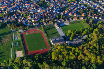 Vue aérienne de Brüchelwaldhalle et stade d'athlétisme Ötigheim du TTG Ötigheim 1957 eV à Ötigheim dans le département Bade-Wurtemberg, Allemagne