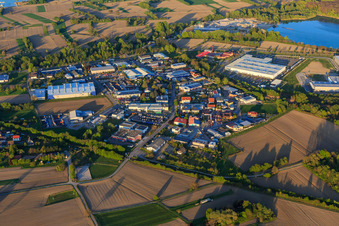 Vue aérienne de Zone industrielle Industriestraße depuis l'ouest avec OFTEC Oberflächentechnik GmbH & Co. KG et Faurecia Interieur Systeme GmbH à Hagenbach dans le département Rhénanie-Palatinat, Allemagne