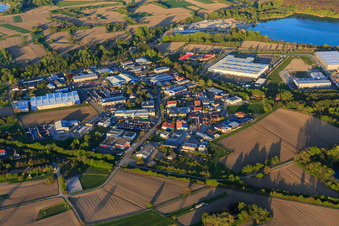 Vue aérienne de Zone industrielle Industriestraße du sud-ouest avec OFTEC Oberflächentechnik GmbH & Co. KG et Faurecia Innenraum Systeme GmbH à Hagenbach dans le département Rhénanie-Palatinat, Allemagne