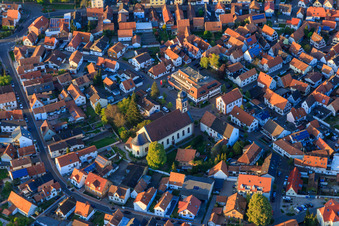 Vue aérienne de Centre-ville avec église et mairie à Hagenbach dans le département Rhénanie-Palatinat, Allemagne