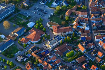 Vue aérienne de Centre culturel, bibliothèque municipale et maison des jeunes ainsi que centre pour personnes âgées ASB Hagenbach à Hagenbach dans le département Rhénanie-Palatinat, Allemagne