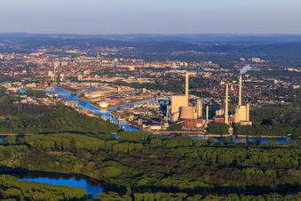 Vue aérienne de Ports rhénans de Karlsruhe à travers le Rhin avec EnBW Energie Baden-Württemberg AG, centrale à vapeur du port rhénan Karlsruhe le soir depuis l'ouest à le quartier Daxlanden in Karlsruhe dans le département Bade-Wurtemberg, Allemagne