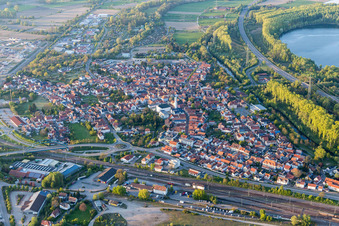 Vue aérienne de Vue des rues et des maisons dans les quartiers résidentiels à Wörth am Rhein dans le département Rhénanie-Palatinat, Allemagne