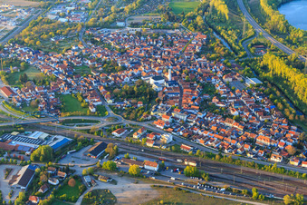 Vue aérienne de Vue de la ville depuis le sud au-delà de la ligne de chemin de fer avec l'ancien bureau d'entretien des chemins de fer de Wörth (Rhin), Südpfalzwerkstatt gGmbH, Netto Marken-Discount à Wörth am Rhein dans le département Rhénanie-Palatinat, Allemagne