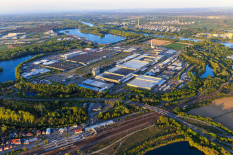 Vue aérienne de Aperçu de l'Industriepark Wörth GmbH avec Mercedes-Benz Trucks à Wörth am Rhein dans le département Rhénanie-Palatinat, Allemagne