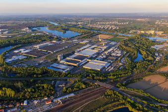 Vue aérienne de Aperçu de l'Industriepark Wörth GmbH avec Mercedes-Benz Trucks à Wörth am Rhein dans le département Rhénanie-Palatinat, Allemagne