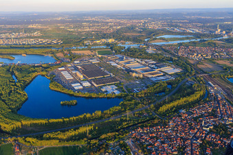 Vue oblique de Aperçu de l'Industriepark Wörth GmbH avec Mercedes-Benz Trucks à Wörth am Rhein dans le département Rhénanie-Palatinat, Allemagne
