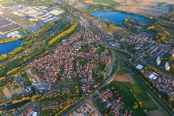 Vue aérienne de Vue de la ville depuis le nord-ouest de ce côté de la voie ferrée à Wörth am Rhein dans le département Rhénanie-Palatinat, Allemagne