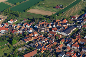 Vue aérienne de Rue principale avec l'église Saint-Laurent et le domaine viticole Stefan Fischer à Schweighofen dans le département Rhénanie-Palatinat, Allemagne