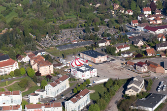 Vue aérienne de Aire Camping-Car devant le cimetière à Wissembourg dans le département Bas Rhin, France