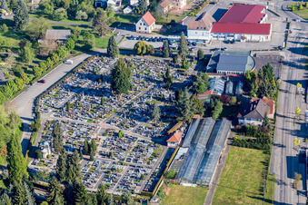 Vue aérienne de Cimetière à Wissembourg dans le département Bas Rhin, France