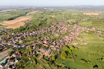 Vue aérienne de Vue des rues et des maisons dans les quartiers résidentiels à Preuschdorf dans le département Bas Rhin, France