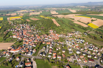 Vue aérienne de Vue sur le village à Morsbronn-les-Bains dans le département Bas Rhin, France