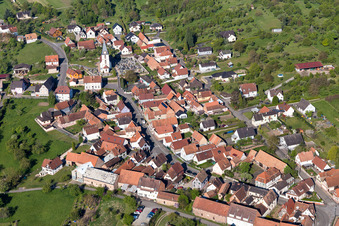 Vue aérienne de Vue sur le village à Morsbronn-les-Bains dans le département Bas Rhin, France