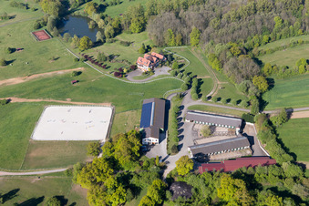 Vue aérienne de Au Froeschenberg, Haras Lerchenberg à Gundershoffen dans le département Bas Rhin, France