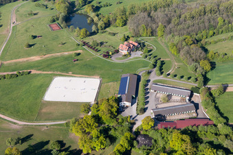 Vue aérienne de Au Froeschenberg, Haras Lerchenberg à Gundershoffen dans le département Bas Rhin, France
