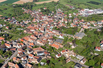 Vue aérienne de Vue sur le village à Mietesheim dans le département Bas Rhin, France