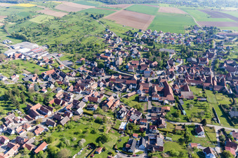 Vue aérienne de Vue sur le village à Mietesheim dans le département Bas Rhin, France