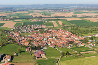 Vue aérienne de Champs agricoles et terres agricoles à Uhrwiller dans le département Bas Rhin, France