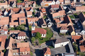 Vue aérienne de Bâtiment d'église au centre du village à Uhrwiller dans le département Bas Rhin, France