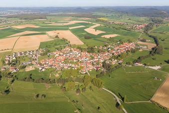 Vue aérienne de Champs agricoles et terres agricoles à Mulhausen dans le département Bas Rhin, France