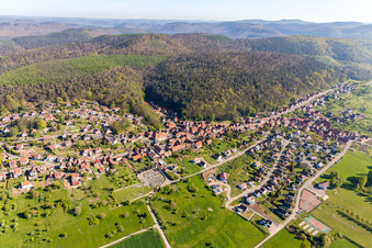 Vue aérienne de Paysage de forêt et de montagne à Offwiller dans le département Bas Rhin, France