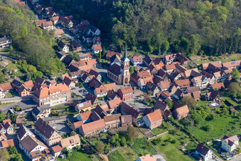 Vue aérienne de Église protestante au centre du village à Offwiller dans le département Bas Rhin, France