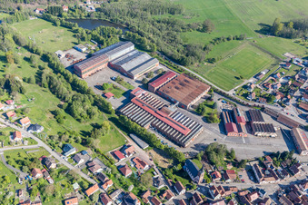 Vue aérienne de Locaux de l'usine De Dietrich Process Systems à Zinswiller dans le département Bas Rhin, France