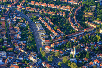 Vue aérienne de Herrenalber Straße x Diakonissenstraße avec Christkönigkirche du sud à le quartier Rüppurr in Karlsruhe dans le département Bade-Wurtemberg, Allemagne