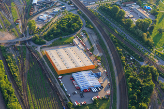 Vue aérienne de Emons Spedition GmbH & Co. KG et dm Lager dans la Wolfartsweierer Straße à le quartier Oststadt in Karlsruhe dans le département Bade-Wurtemberg, Allemagne