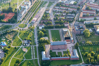Vue aérienne de Schlosspark de Schloss Gottesaue et parc Otto-Dullenkopf en arrière-plan à gauche de la Kriegsstraße Ouest à le quartier Oststadt in Karlsruhe dans le département Bade-Wurtemberg, Allemagne