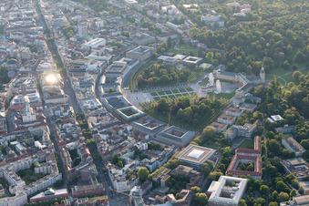 Vue aérienne de Château et parc du château à le quartier Innenstadt-Ost in Karlsruhe dans le département Bade-Wurtemberg, Allemagne