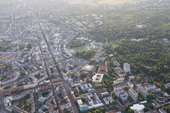 Vue aérienne de Château et parc du château à le quartier Innenstadt-West in Karlsruhe dans le département Bade-Wurtemberg, Allemagne