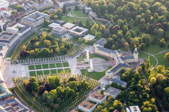 Vue aérienne de Deux grandes roues pour l'anniversaire du baron von Drais sur la Schlossplatz dans le parc du château de Schloss Karlsruhe à le quartier Innenstadt-West in Karlsruhe dans le département Bade-Wurtemberg, Allemagne