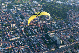 Vue aérienne de Rue Brauer à le quartier Südweststadt in Karlsruhe dans le département Bade-Wurtemberg, Allemagne