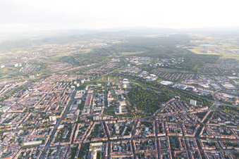 Vue aérienne de Rue Brauer à le quartier Südweststadt in Karlsruhe dans le département Bade-Wurtemberg, Allemagne